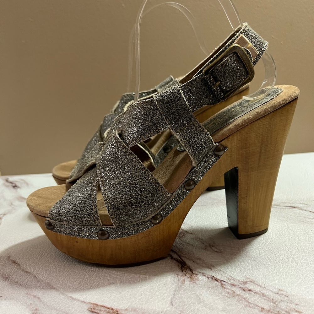 Sbicca Vintage Collection Distressed Silver Wood Platform Heels Size 9.